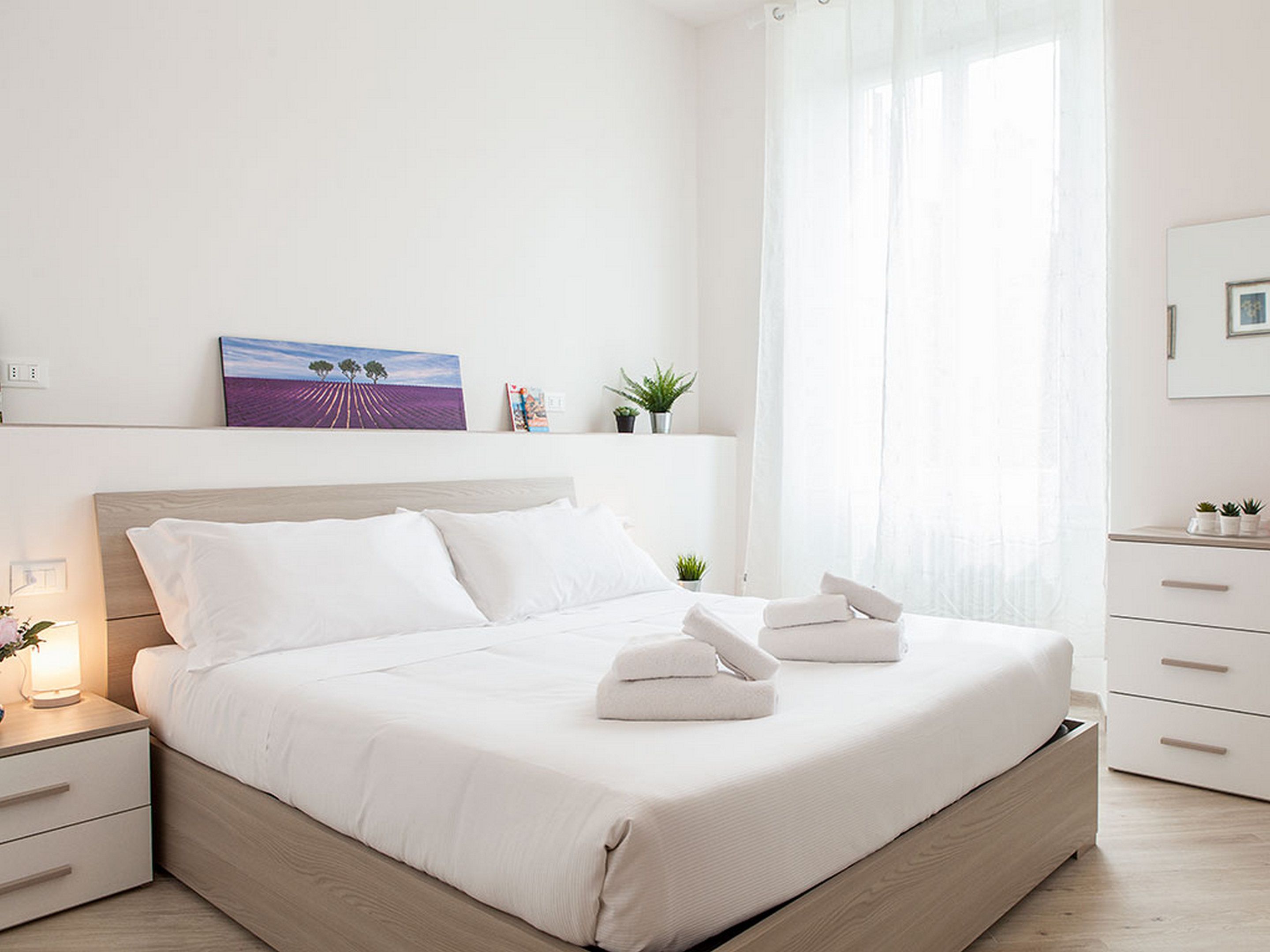 1 habitación, escritorio, tabla de planchar con plancha y cunas 