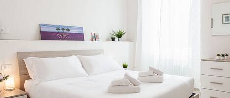 1 habitación, escritorio, tabla de planchar con plancha y cunas