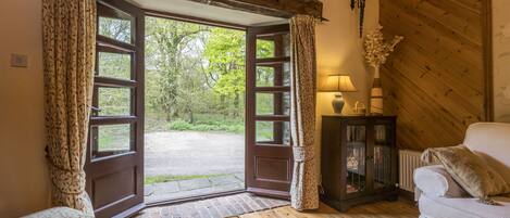 Televisie, een open haard, een dvd-speler en boeken