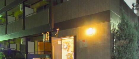 住宿正面 (夜晚)