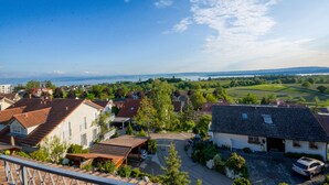 A residential area with houses, a paved road, and a view of the countryside. - Das Nest am Wohrenberg (Daisendorf)