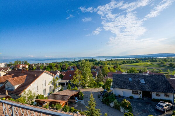 A residential area with houses, a paved road, and a view of the countryside. - Das Nest am Wohrenberg (Daisendorf)