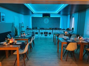 Petit déjeuner buffet (10 EUR par personne)