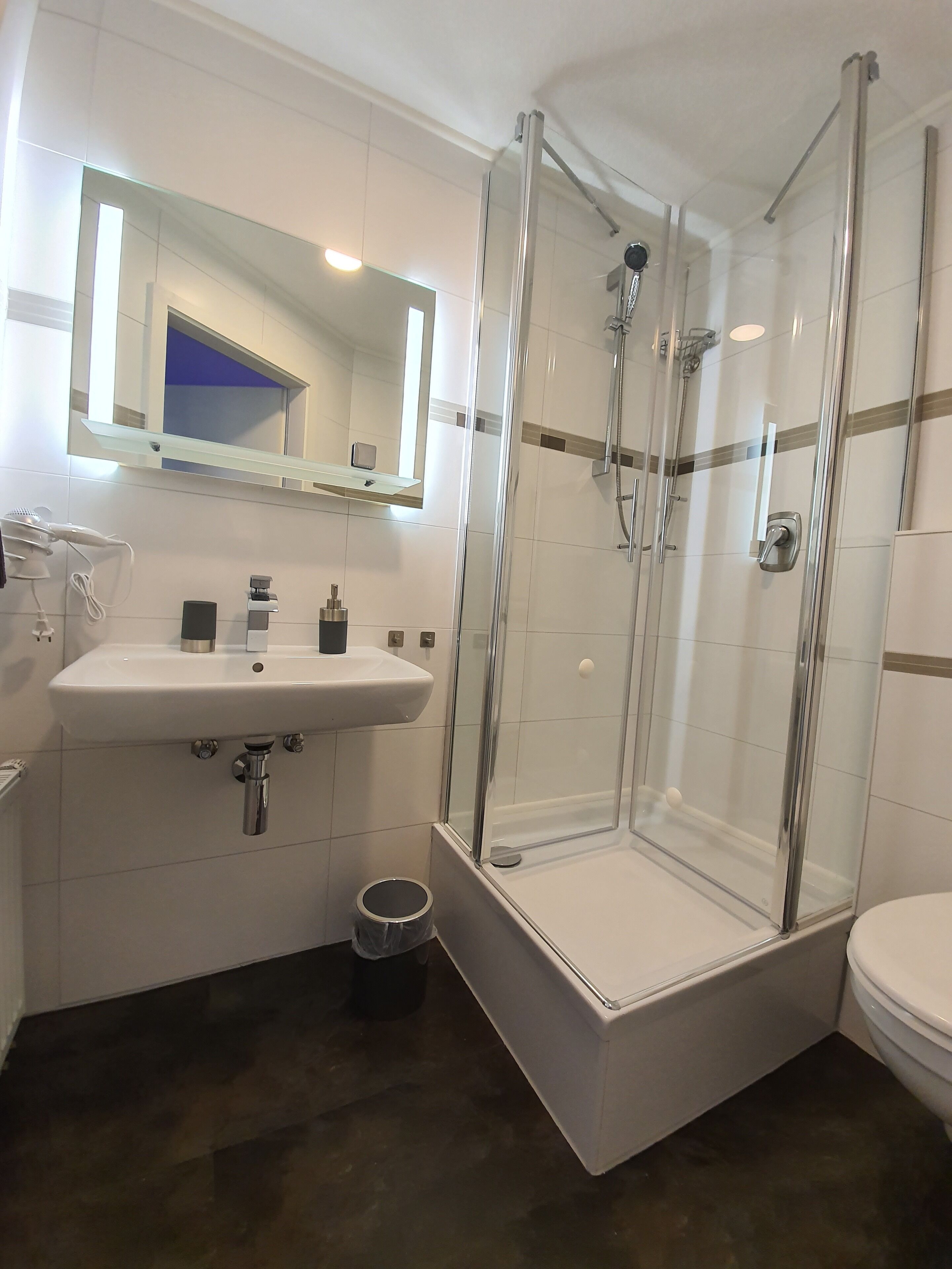 Phòng đôi | Tiện nghi phòng tắm | Buồng tắm vòi sen, máy sấy tóc, khăn tắm 