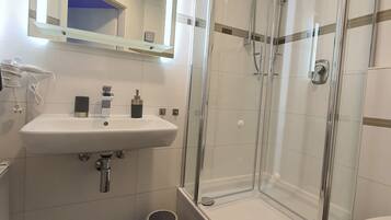 Doppelzimmer | Badezimmerausstattung | Dusche, Haartrockner, Handtücher