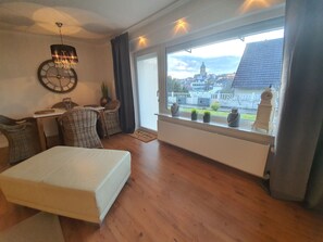 Huoneisto, 1 makuuhuone, pohjakerroksessa | Oleskelualue | Taulutelevisio, leluja