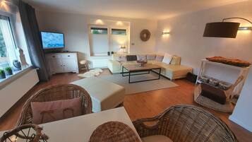 Apartment, 1 Schlafzimmer, Erdgeschoss | Wohnbereich | Flachbildfernseher, Kinderspielzeug