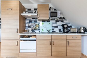 Køleskab, mikrobølgeovn, opvaskemaskine, kaffe-/temaskine