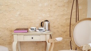 A room with a wooden desk, a chair, a lamp, and a tiled floor. - Domaine de Manilau - B&B (Le Buisson-de-Cadouin)