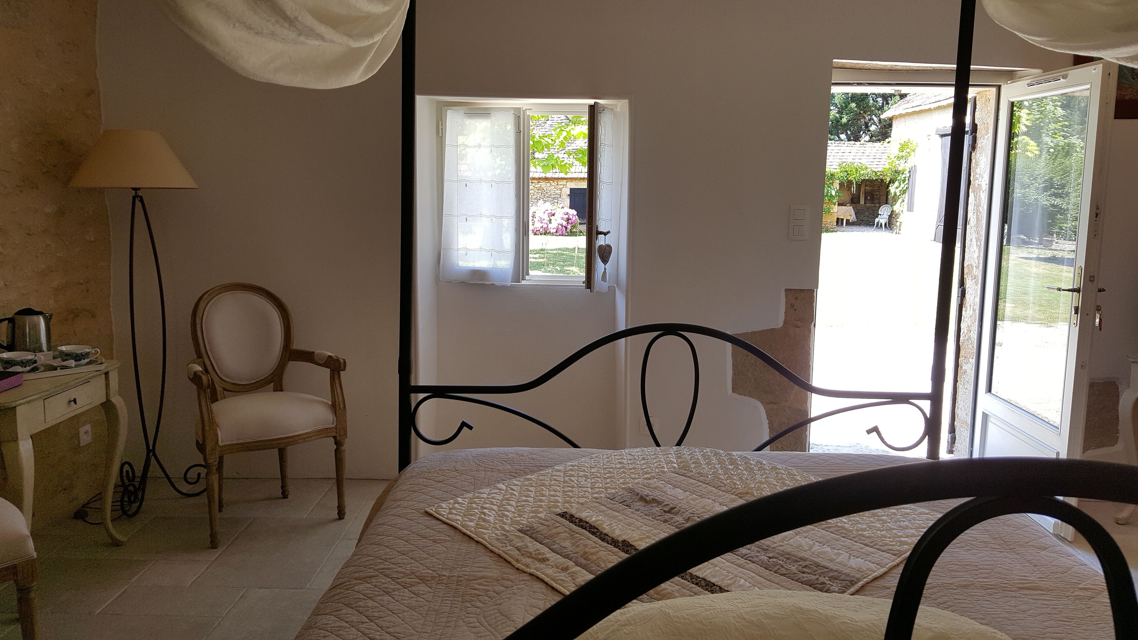 Tweepersoonskamer, uitzicht op tuin | Geluiddichte muren, een strijkplank/strijkijzer, gratis babybedden