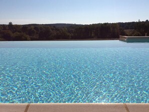 Sæsonbestemt udendørs pool, parasoller, liggestole
