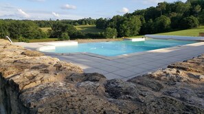 Sæsonbestemt udendørs pool, parasoller, liggestole