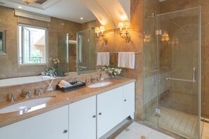 Villa | Badezimmer | Kostenlose Toilettenartikel, Haartrockner, Hausschuhe