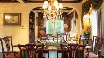 Villa | Wohnbereich | Flachbildfernseher