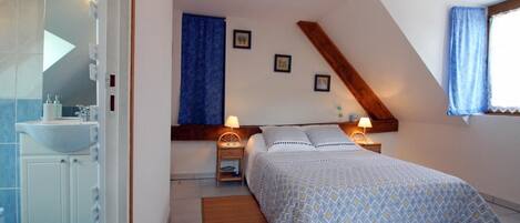 Room (Juliana) | Individually decorated, individually furnished, desk, iron/ironing board