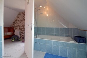 Habitación (Juliana) | Baño | Regadera, toallas, papel de baño 