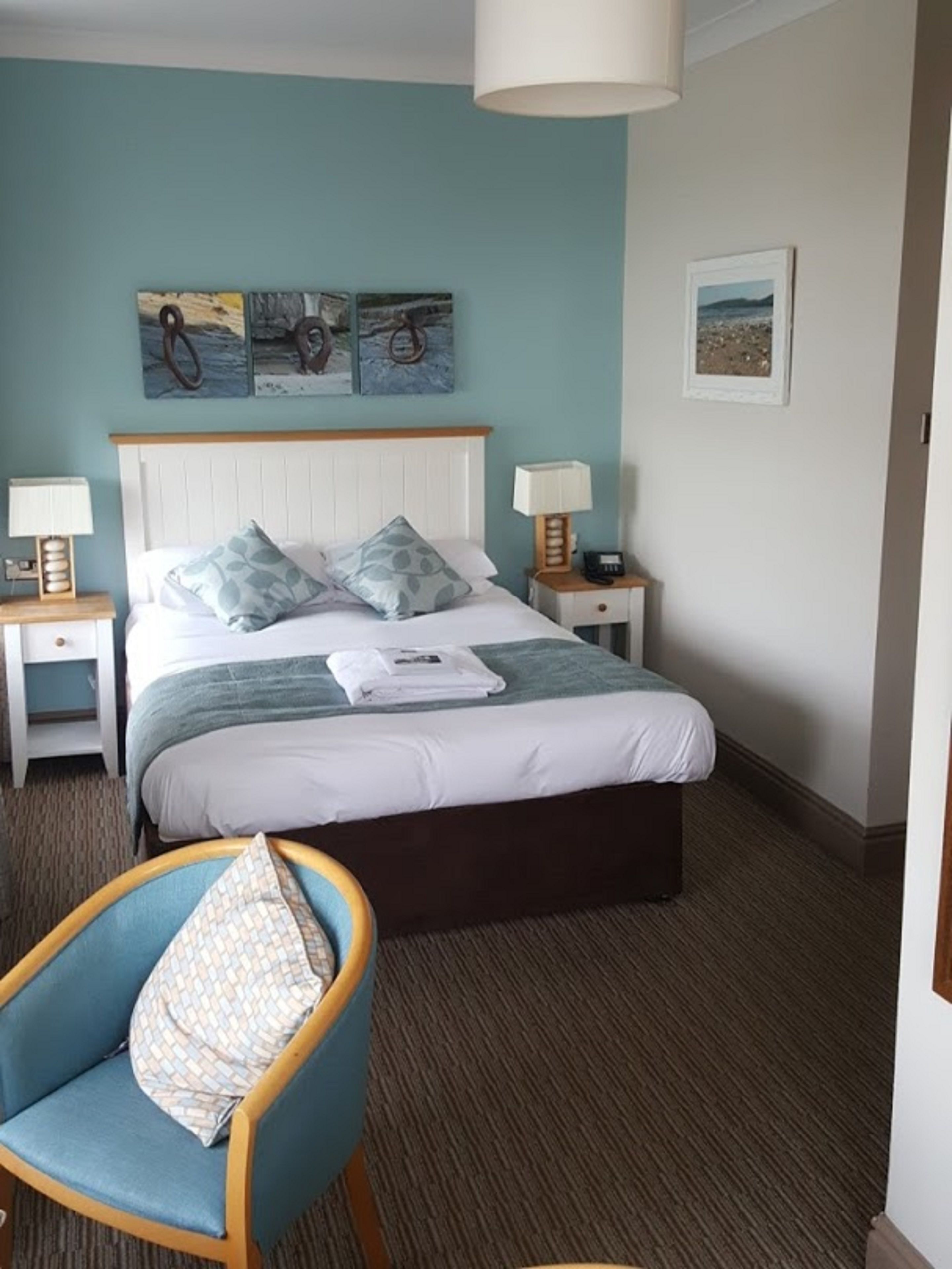 Desk, laptop workspace, iron/ironing board, free WiFi