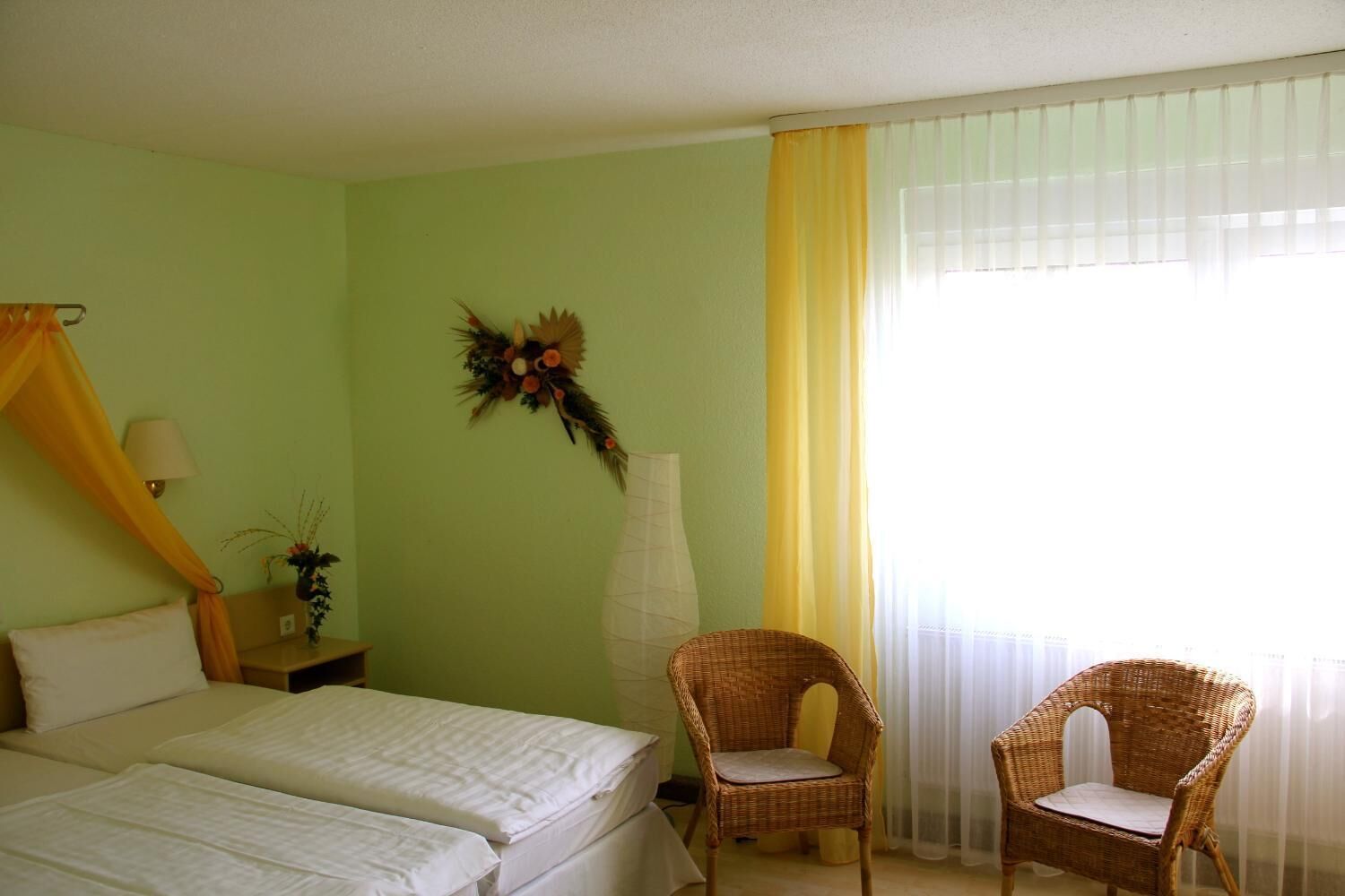 办公桌、免费 WiFi、床单