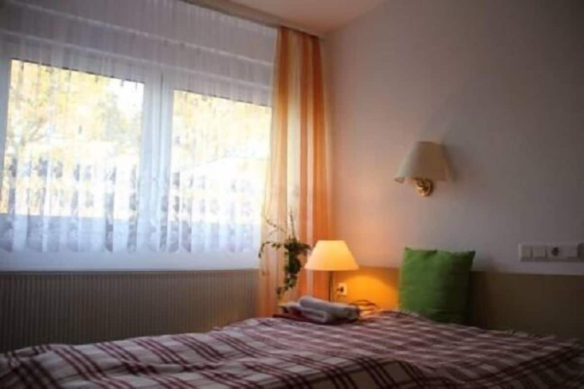 Double Room | Desk, free WiFi, bed sheets