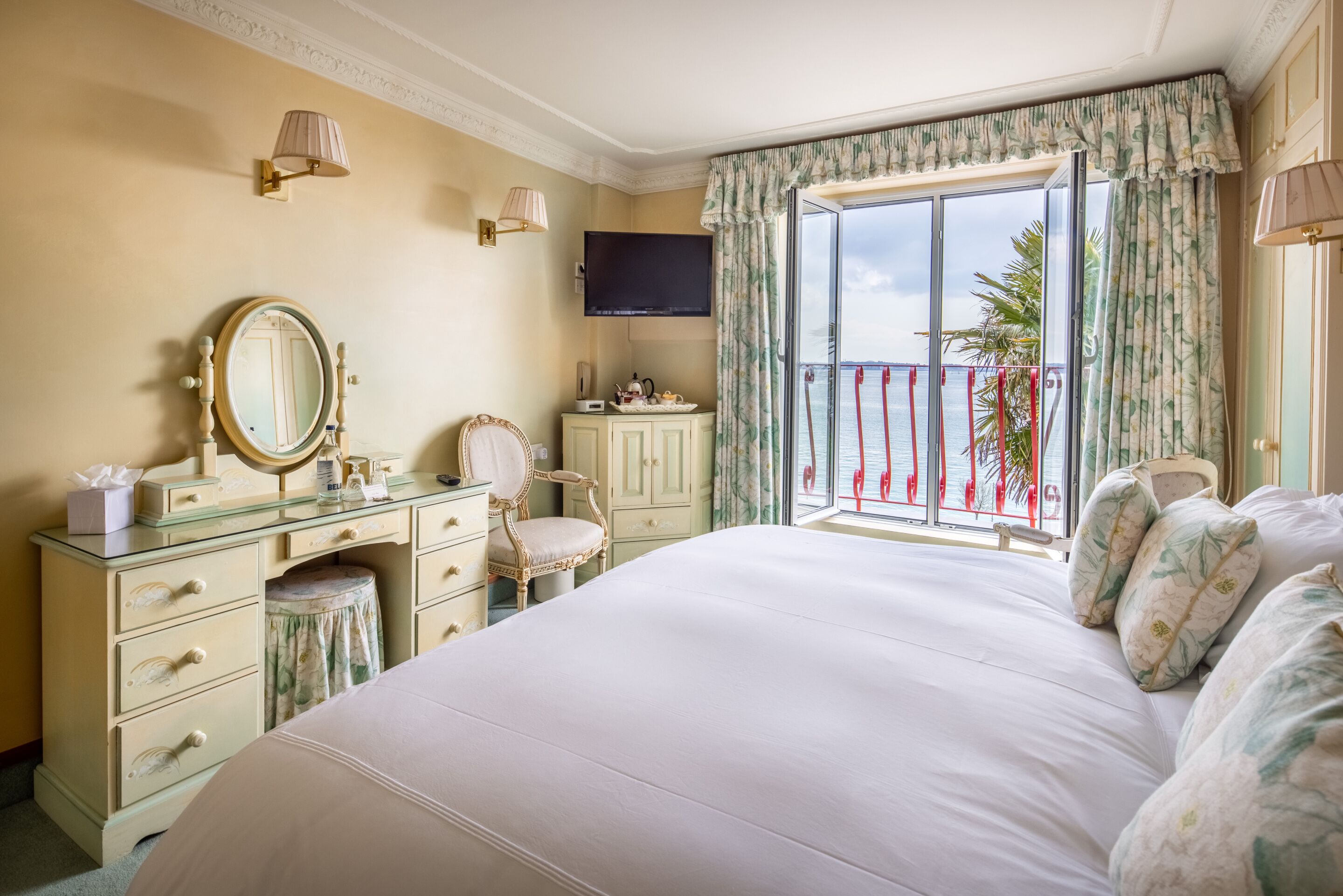 Egyptian cotton sheets, premium bedding, in-room safe