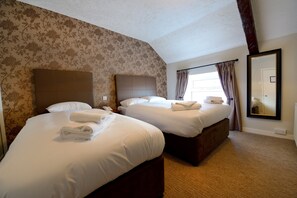 Bàn, truy cập Internet không dây miễn phí, bộ trải giường 