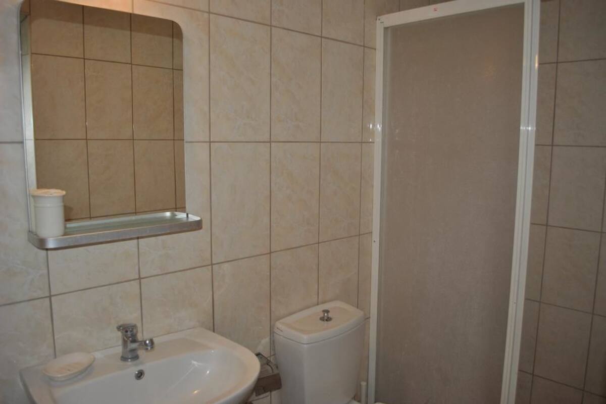 Een douche, een haardroger, handdoeken, zeep