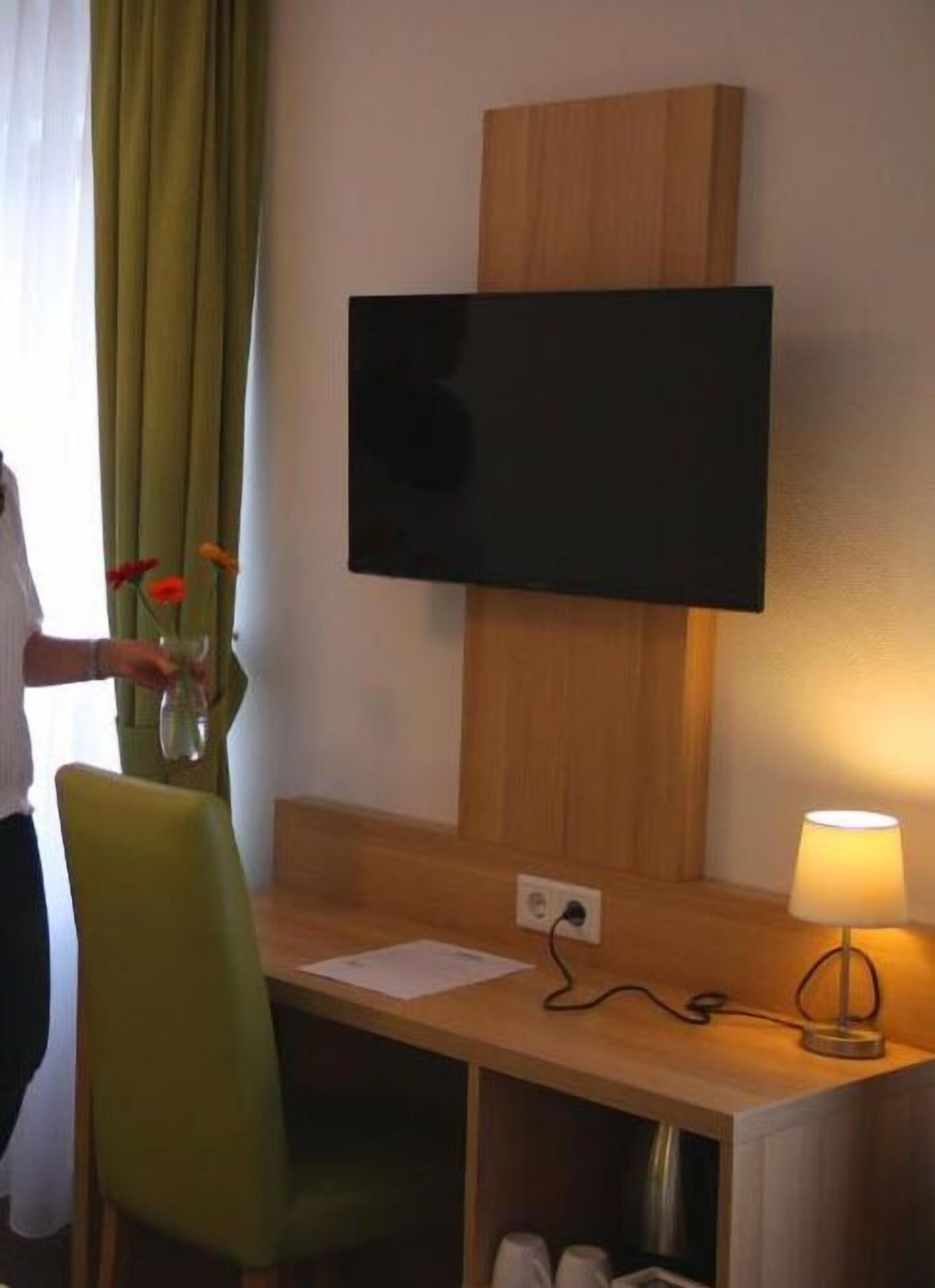 办公桌、免费 WiFi、床单