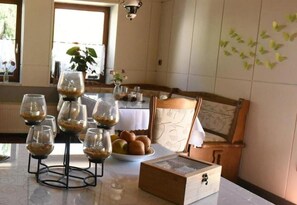 อาหารเช้าแบบบุฟเฟ่ต์ทุกวัน (EUR 6 ต่อคน)