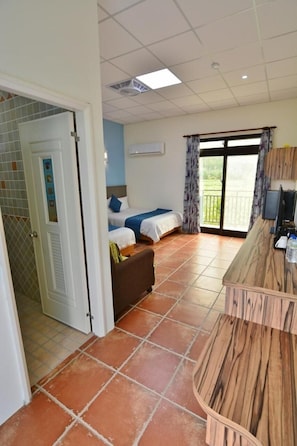 Escritorio, cortinas opacas, sistema de insonorización y wifi gratis