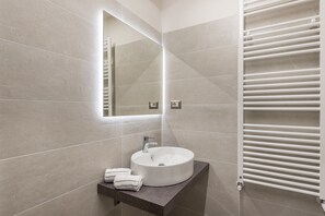 City Double or Twin Room, 1 Queen Bed | Bathroom