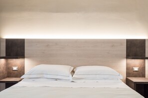 City Double or Twin Room, 1 Queen Bed | 1 bedroom, minibar, in-room safe, desk - Le Nove Muse Guesthouse (Florence)