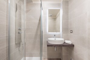 Classic Double or Twin Room, 1 Bedroom | Bathroom | Shower, hydromassage showerhead, free toiletries, hair dryer - Le Nove Muse Guesthouse (Florence)