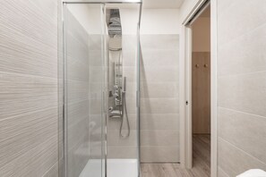 City Double or Twin Room, 1 Queen Bed | Bathroom | Shower, hydromassage showerhead, free toiletries, hair dryer - Le Nove Muse Guesthouse (Florence)