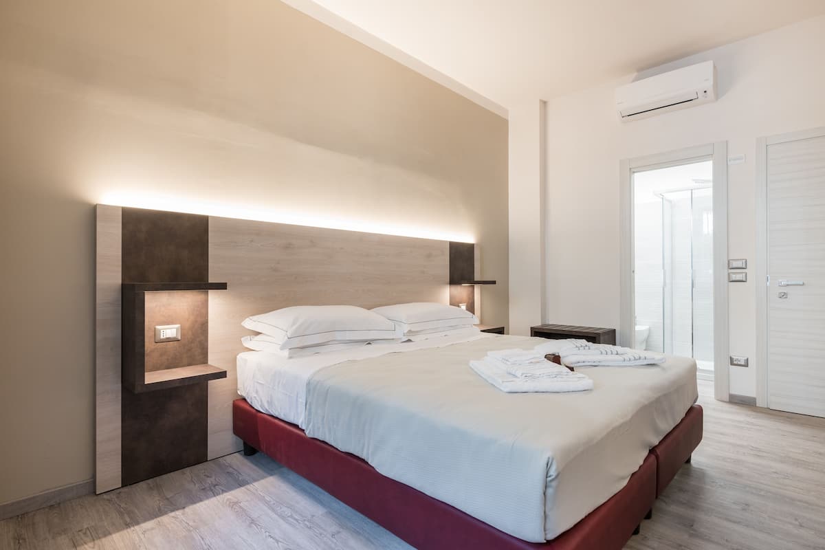 Habitación urbana con 1 cama matrimonial o 2 individuales, 1 cama Queen size | 1 habitación, minibar, caja de seguridad en la habitación y escritorio 