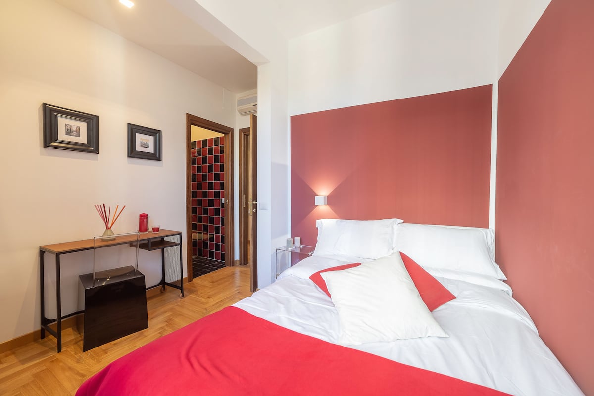 Business eenpersoonskamer | Luxe beddengoed, donzen dekbedden, een minibar, een kluis op de kamer