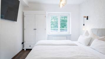 Deluxe Apartment, 2 Bedrooms, Mountain View | In-room safe, free WiFi, bed sheets