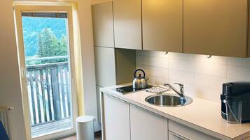 Apartamento luxo, 1 quarto, vista para a montanha | Cozinha privada | Geladeira, micro-ondas, cooktop, cafeteira/chaleira