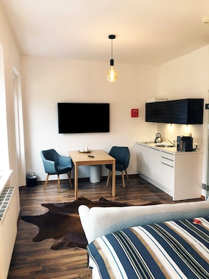 Deluxe Studio, Balcony, Mountain View | Private kitchen