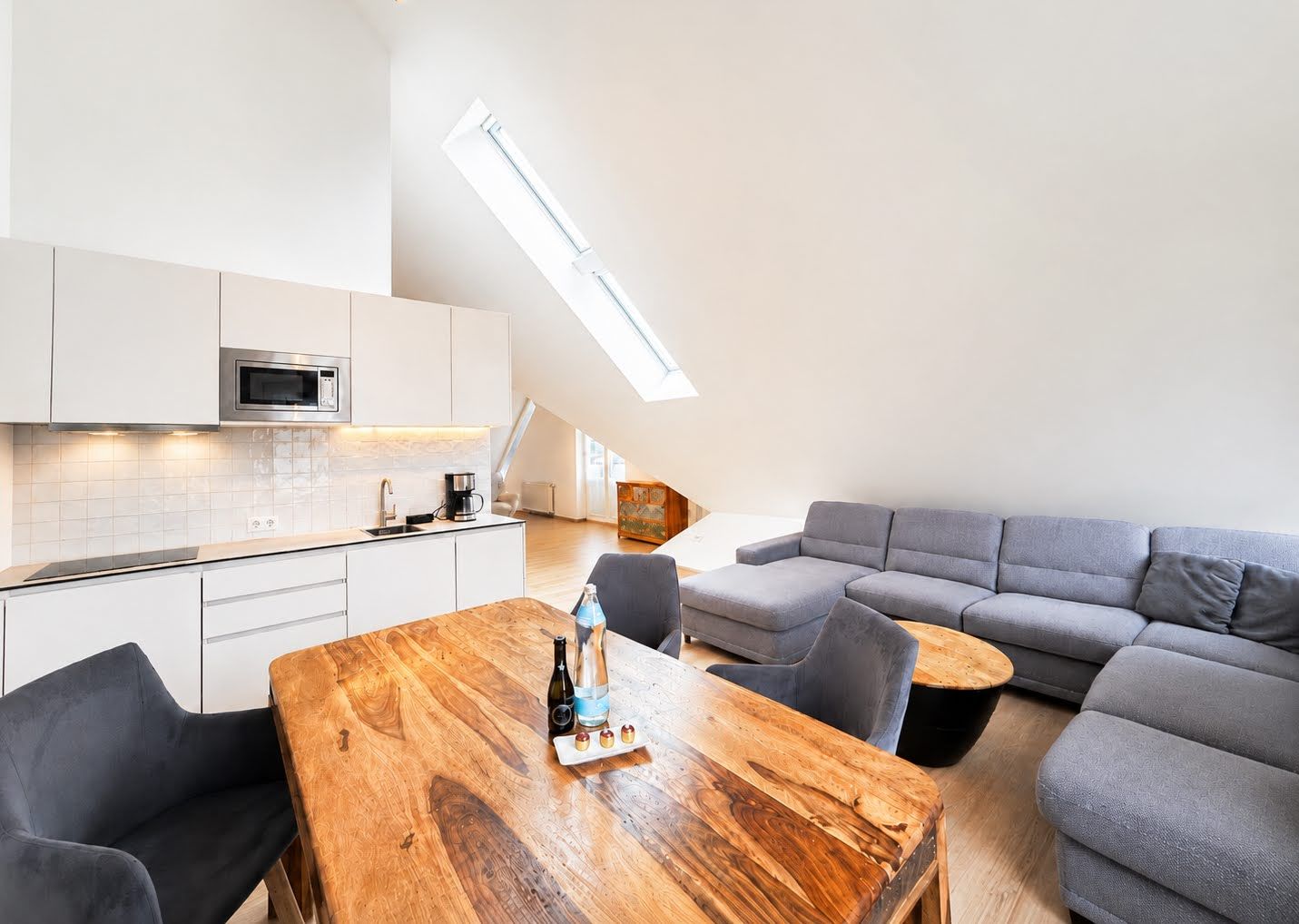 Un moderno loft con cocina, comedor y sala de estar.