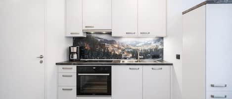 Appartement Design, 2 chambres, vue sur la montagne | Cuisine privée | Réfrigérateur, four à micro-ondes, surface de cuisson, cafetiÚre-théiÚre