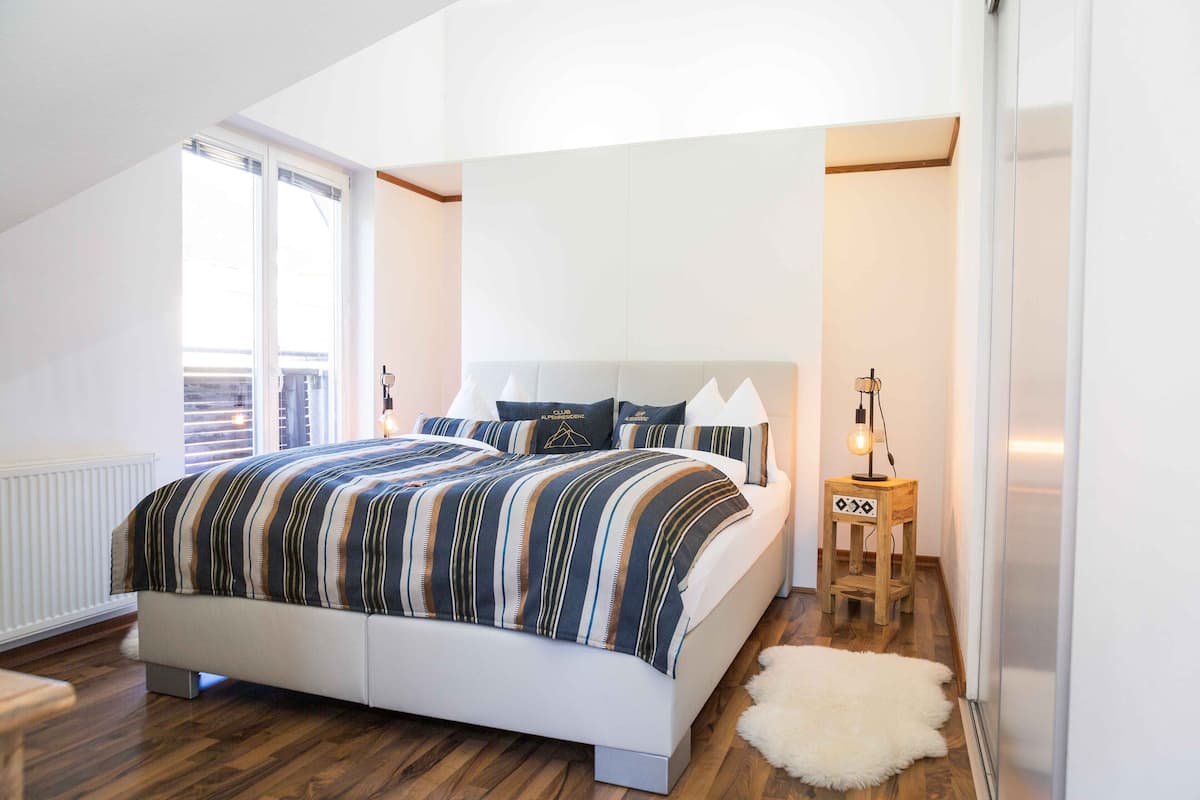Deluxe appartement, 1 slaapkamer, uitzicht op bergen | 2 slaapkamers, een kluis op de kamer, gratis wifi, beddengoed