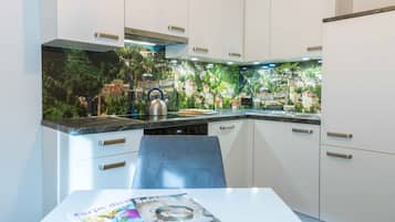 Deluxe-Apartment, 2 Schlafzimmer, Bergblick | Eigene Küche | Kühlschrank, Mikrowelle, Herdplatte, Wasserkocher mit Kaffee-/Teezubehör