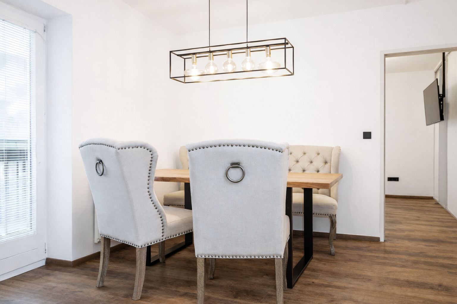 Design-Apartment, 2 Schlafzimmer, Bergblick | Wohnbereich | Flachbildfernseher