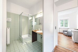 Studiosvit Deluxe | Badrum | Hårtork, handdukar och toalettpapper