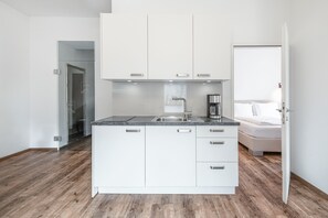 Departamento Deluxe, 1 habitación | Cocina privada | Refrigerador, microondas, parrilla de estufa y cafetera y tetera 