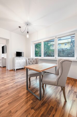 Zimmersafe, kostenloses WLAN, Bettwäsche