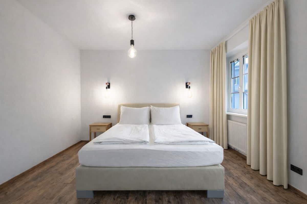 Zimmersafe, kostenloses WLAN, Bettwäsche