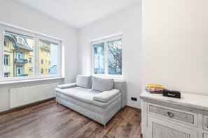 Departamento Deluxe, 1 habitación | Área de sala de estar | Televisión de pantalla plana 