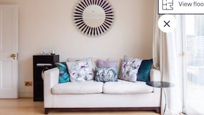 Apartment | Living area | Flat-screen TV