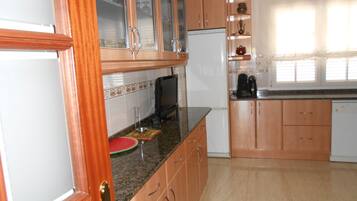 Kjøleskap, mikrobølgeovn, ovn og kokeplater